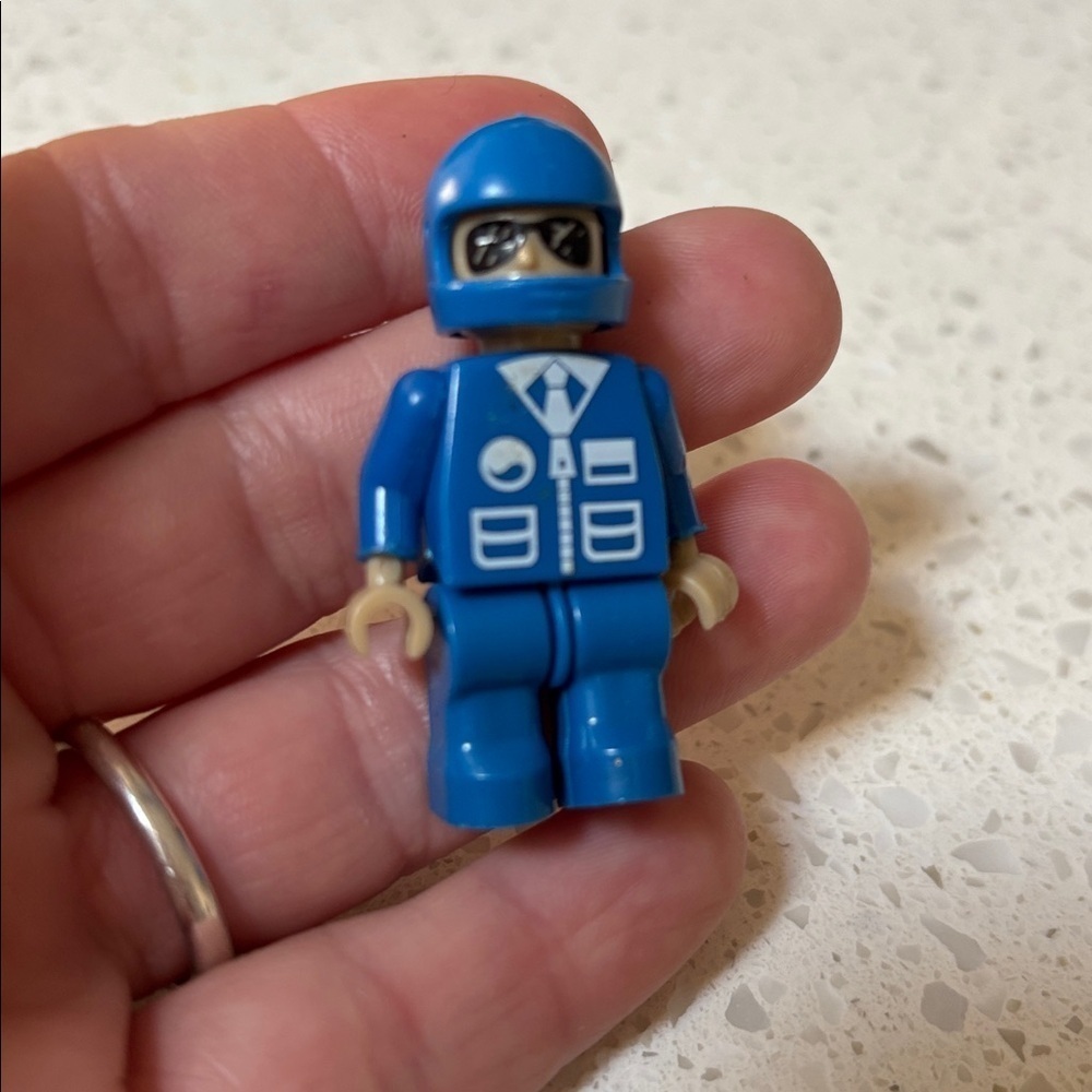 Vintage LEGO Minifigure Blue Racer – Classic Torso Print – Rare 1980s Design